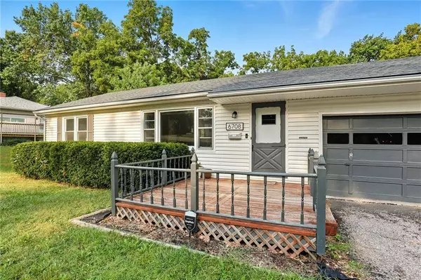 6708 N Grand AVE, Gladstone, MO 64118