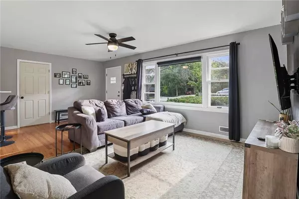 6708 N Grand AVE, Gladstone, MO 64118