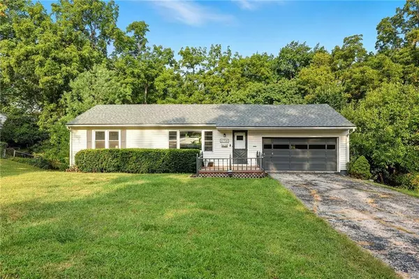 6708 N Grand AVE, Gladstone, MO 64118