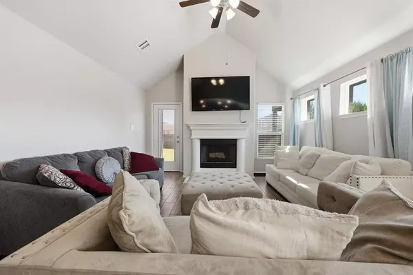 1204 Queens Brook Lane, Fort Worth, TX 76140