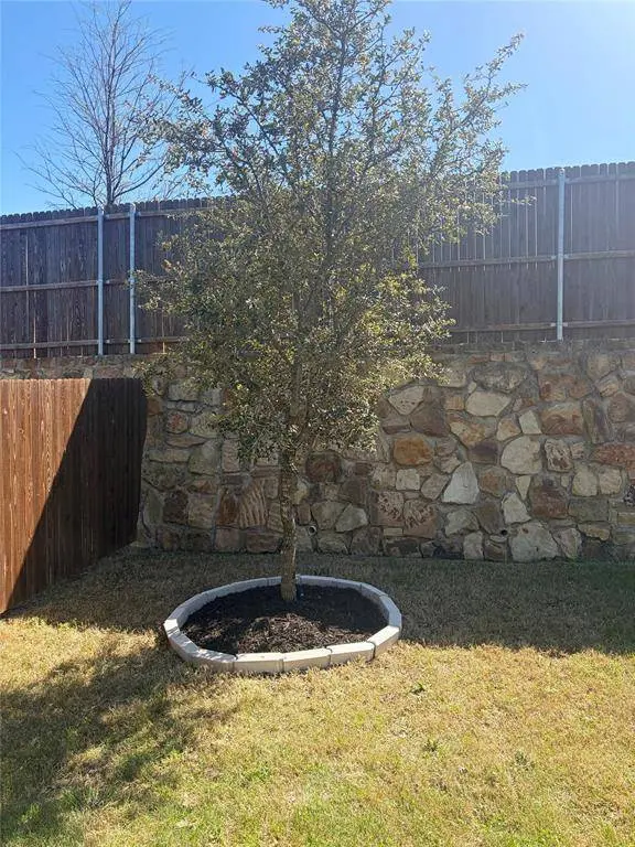 216 Luna Lane, Lake Dallas, TX 75065
