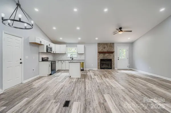 1276 Hidden Creek CIR, Hickory, NC 28602