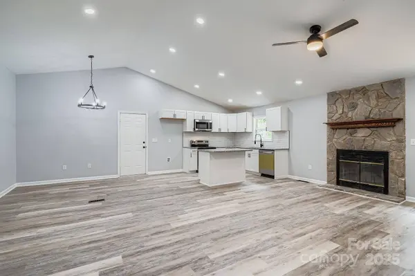 1276 Hidden Creek CIR, Hickory, NC 28602