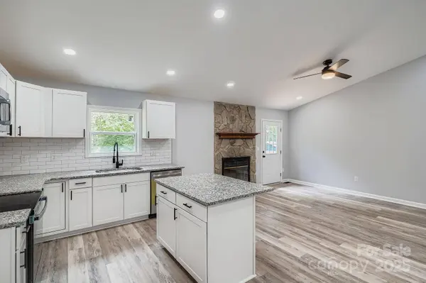 1276 Hidden Creek CIR, Hickory, NC 28602