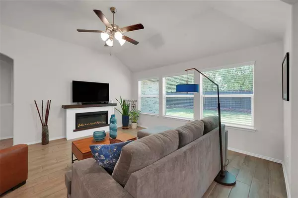 9824 Mescalbean Boulevard, Fort Worth, TX 76036