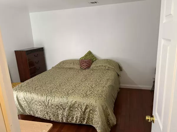 415 Wheatsheaf Rd, Roselle, NJ 07203-1860