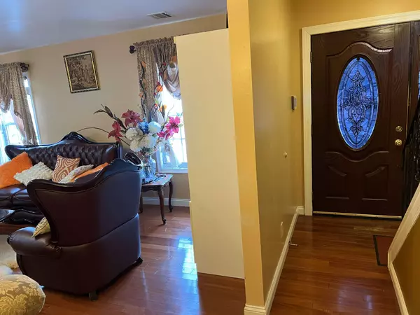 415 Wheatsheaf Rd, Roselle, NJ 07203-1860