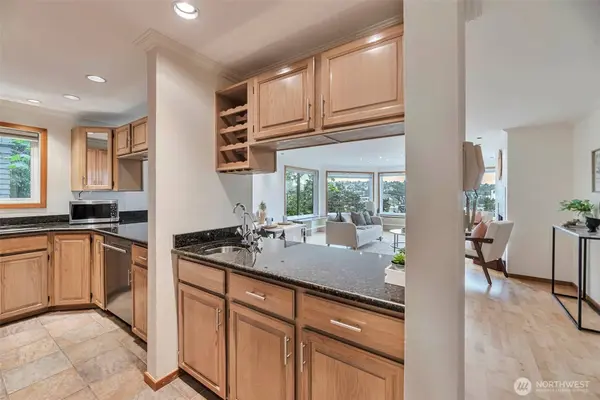 1028 Lakeview BLVD E #6, Seattle, WA 98102