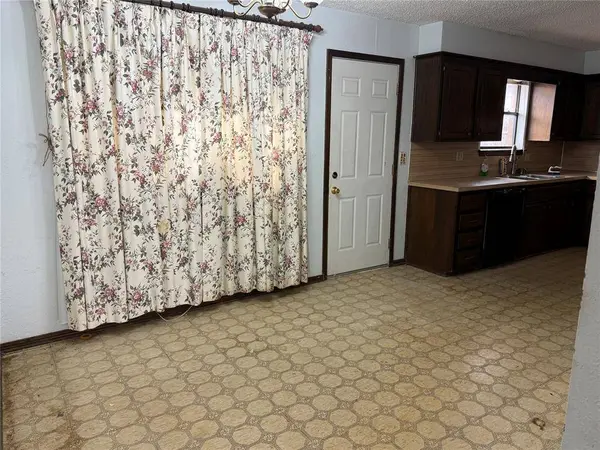 1101 S Bouziden DR, Moore, OK 73160