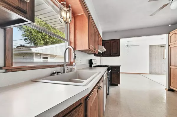 W244N6550 Grogan Dr, Sussex, WI 53089