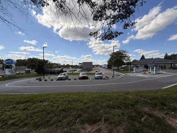 2346 W Washington St, West Bend, WI 53095