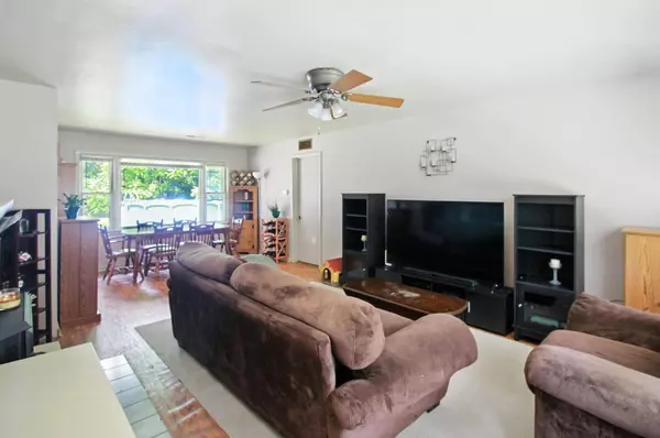 20 Fraser LN, Hobart, IN 46342