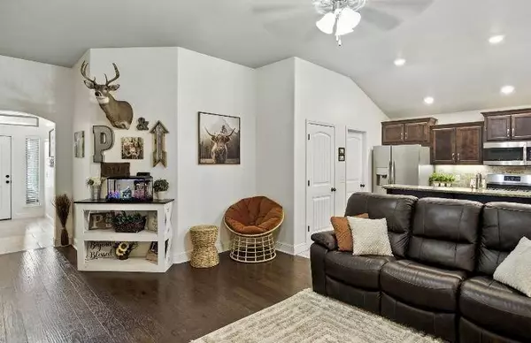 2112 Birdie LN, Neosho, MO 64850