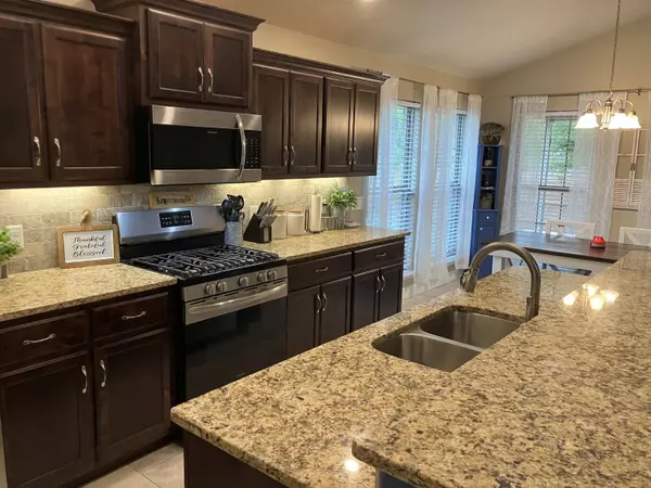 2112 Birdie LN, Neosho, MO 64850