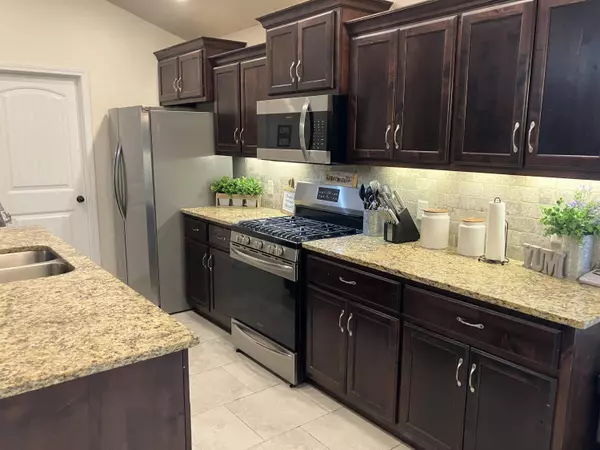 2112 Birdie LN, Neosho, MO 64850