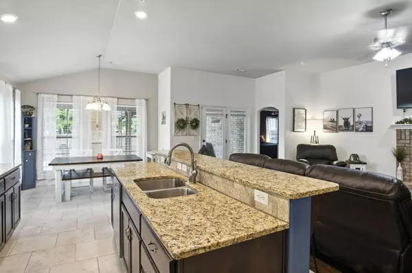 2112 Birdie LN, Neosho, MO 64850