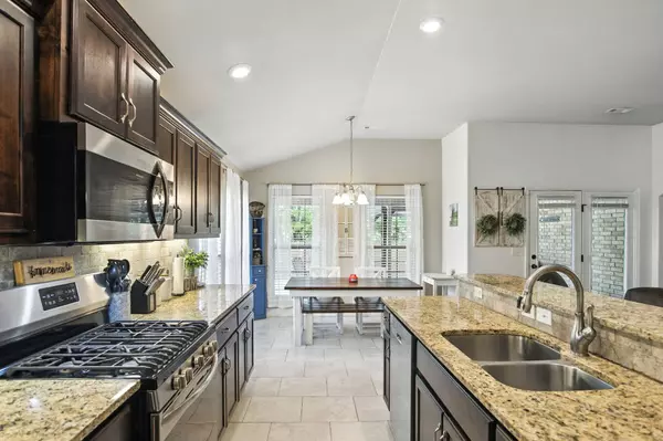 2112 Birdie LN, Neosho, MO 64850