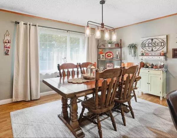 512 Geyer RD, Neosho, MO 64850