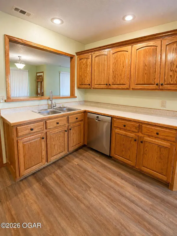 1910 Sylvan Avenue, Neosho, MO 64850
