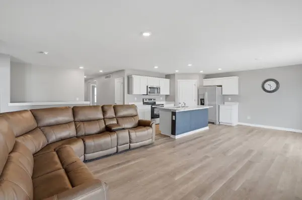 2567 SE Fox Valley Drive, West Des Moines, IA 50265