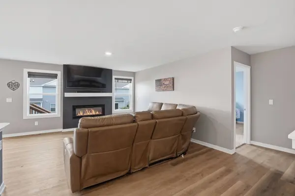 2567 SE Fox Valley Drive, West Des Moines, IA 50265
