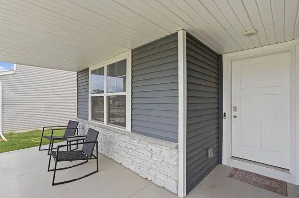 2567 SE Fox Valley Drive, West Des Moines, IA 50265