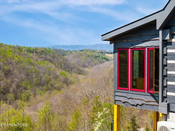 1160 Oak Grove Rd, Harrogate, TN 37752