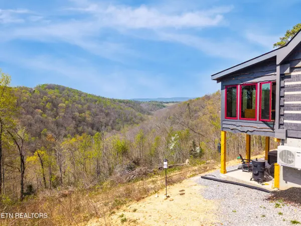1160 Oak Grove Rd, Harrogate, TN 37752