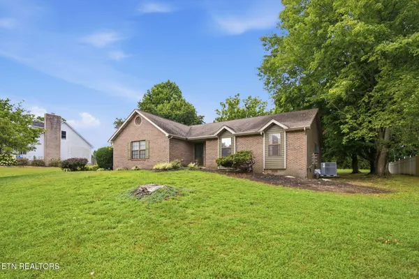 935 Sugarwood DR, Maryville, TN 37803