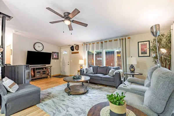 16911 Indigo LN, Bend, OR 97707