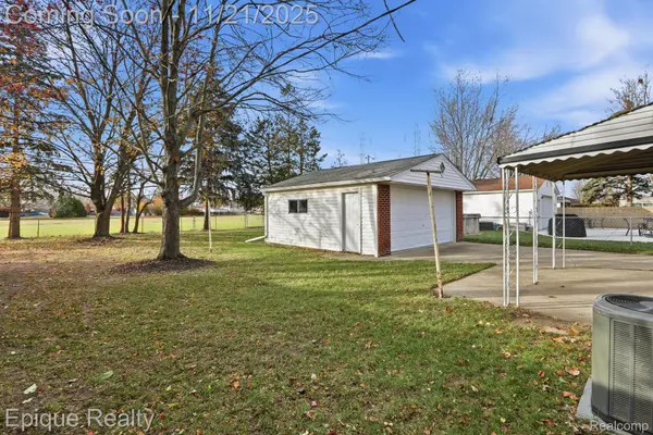 30045 N Iroquois DR W, Warren, MI 48088