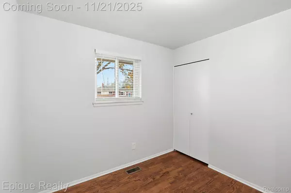 30045 N Iroquois DR W, Warren, MI 48088