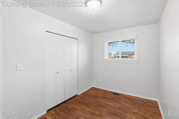 30045 N Iroquois DR W, Warren, MI 48088