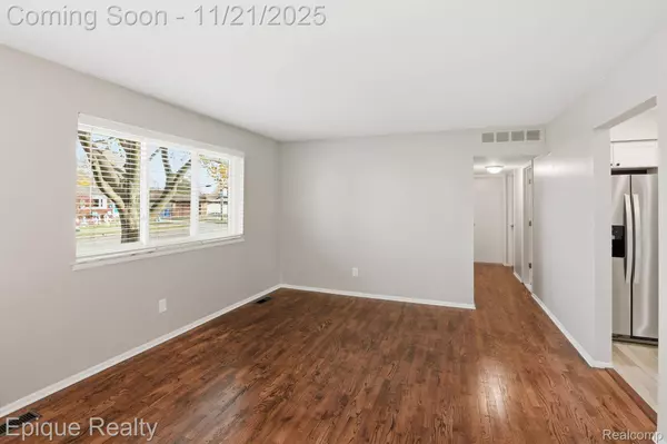 30045 N Iroquois DR W, Warren, MI 48088