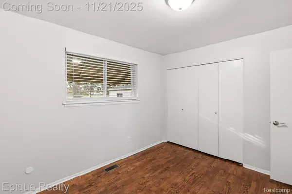 30045 N Iroquois DR W, Warren, MI 48088