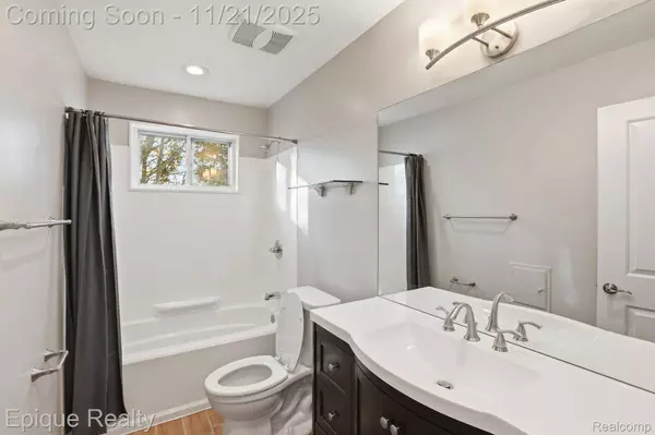 30045 N Iroquois DR W, Warren, MI 48088