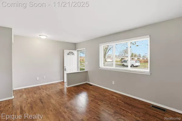 30045 N Iroquois DR W, Warren, MI 48088