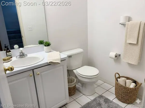 555 Winwood CT, Walled Lake, MI 48390