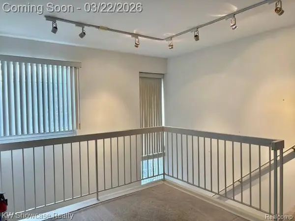 555 Winwood CT, Walled Lake, MI 48390