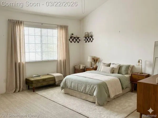 555 Winwood CT, Walled Lake, MI 48390