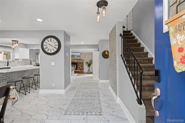 2606 Caterham DR, Waterford, MI 48329