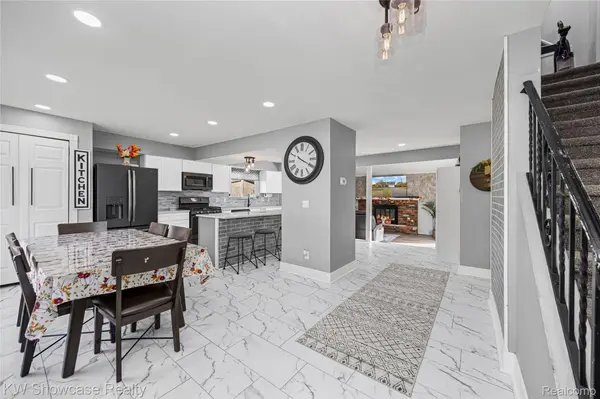 2606 Caterham DR, Waterford, MI 48329