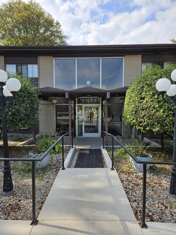 995 N Cass Lake RD, Waterford, MI 48328