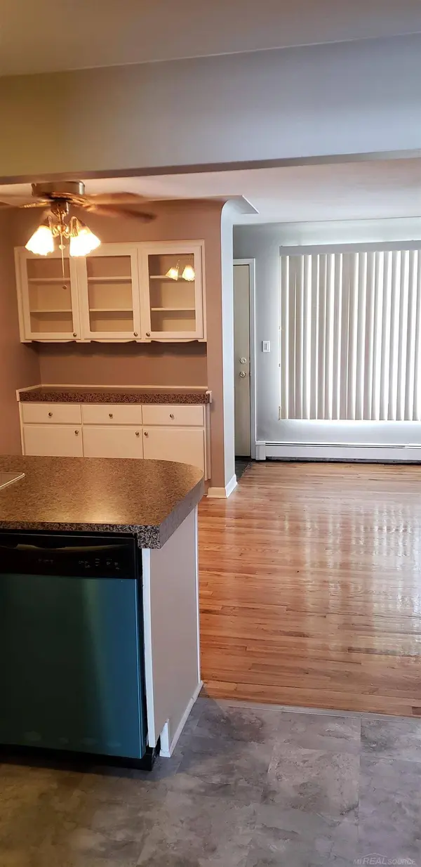 995 N Cass Lake RD, Waterford, MI 48328