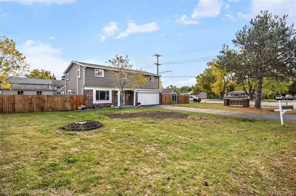 2606 Caterham DR, Waterford, MI 48329