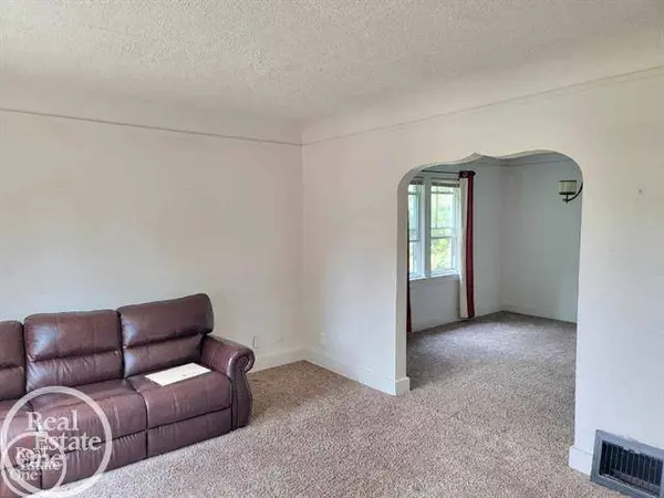 38 Spokane DR, Pontiac, MI 48341