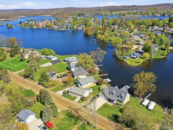 9114 Pontiac Lake RD, White Lake Charter Township, MI 48386