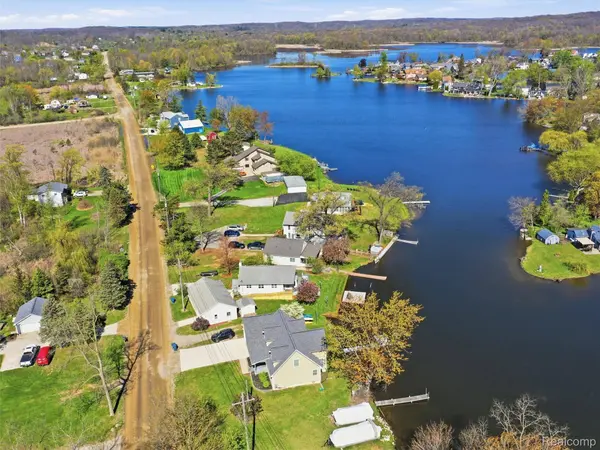 9114 Pontiac Lake RD, White Lake Charter Township, MI 48386