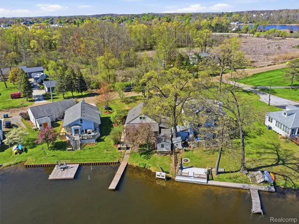9114 Pontiac Lake RD, White Lake Charter Township, MI 48386