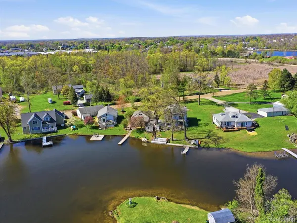 9114 Pontiac Lake RD, White Lake Charter Township, MI 48386